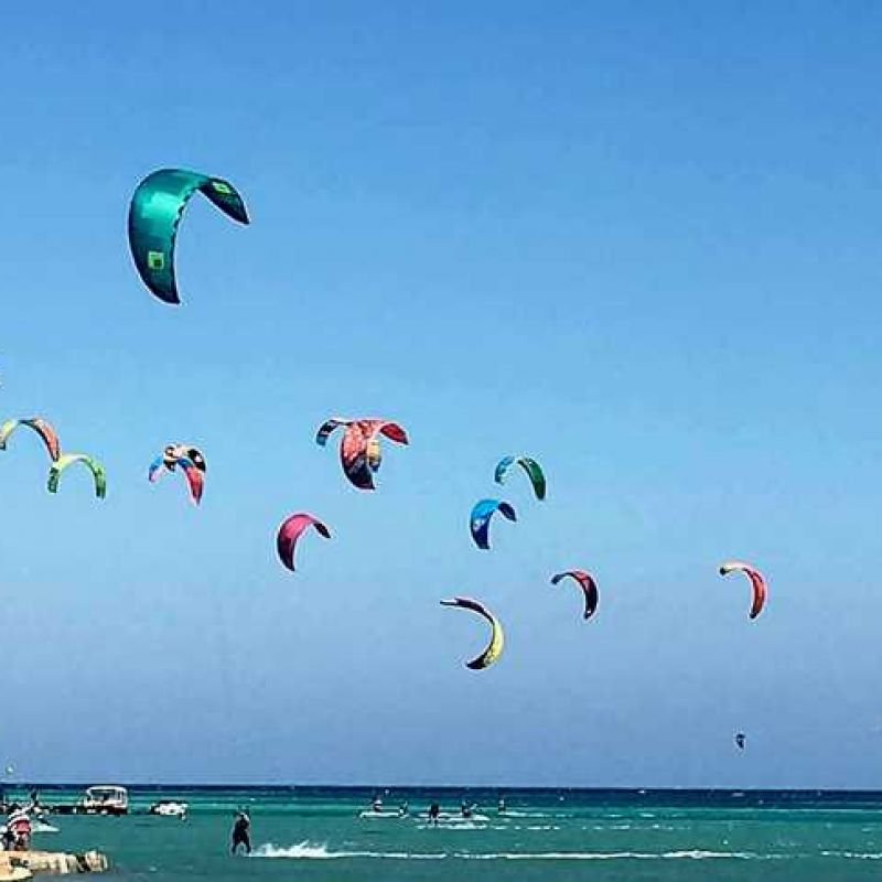 شواطئ خليج «أبو سومة» بالبحر الأحمر تجذب هواة ركوب الامواج