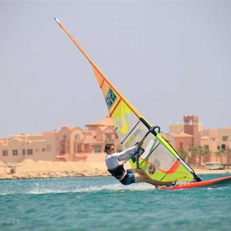 شواطئ خليج «أبو سومة» بالبحر الأحمر تجذب هواة ركوب الامواج