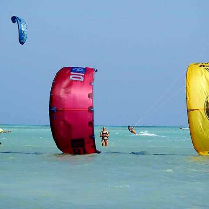 شواطئ خليج «أبو سومة» بالبحر الأحمر تجذب هواة ركوب الامواج