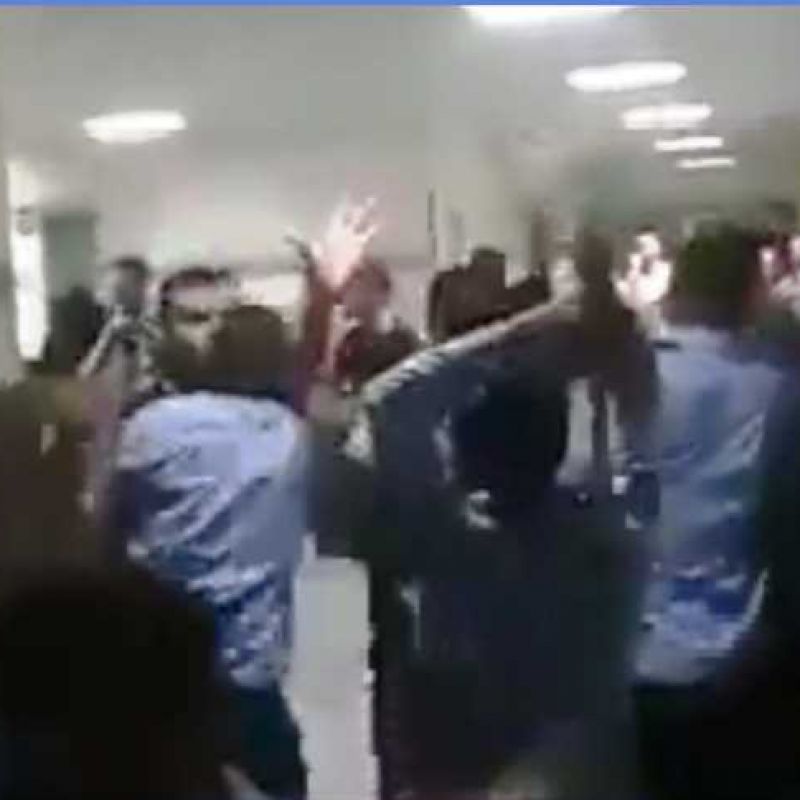 أمن مستشفى سوهاج الجامعي يعتدي على أهالي مريض.. والجامعة: ضربوا الأمن الأول (صور)