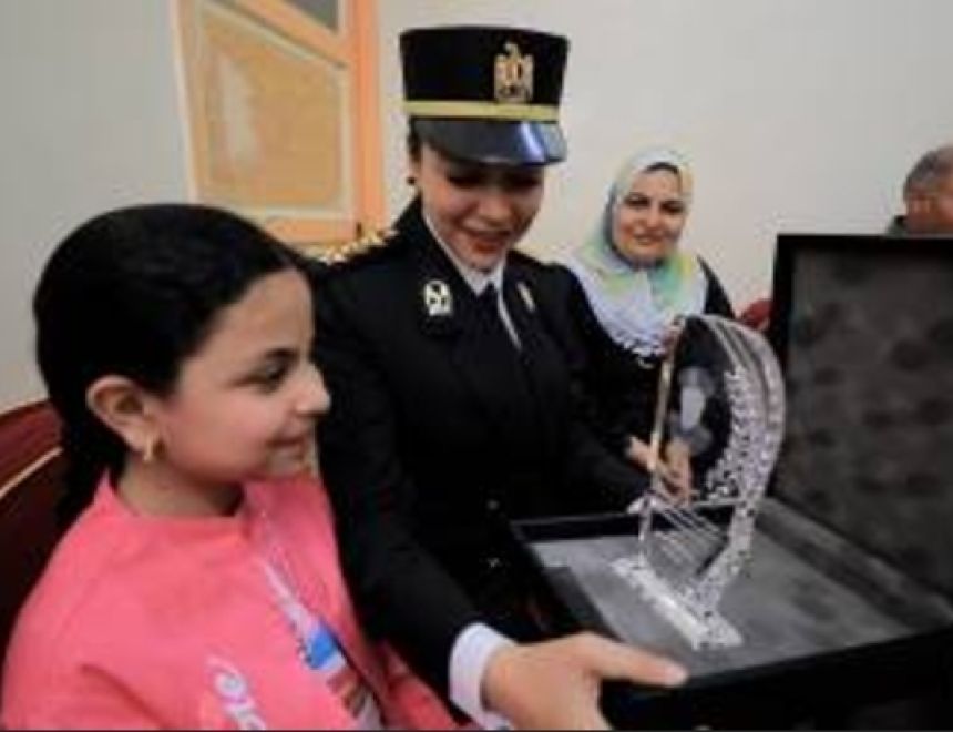 في أول أيام عيد الفطر.. الداخلية تشارك أسر شهداء الشرطة الاحتفال بالعيد وتوزع هدايا الرئيس | صور 