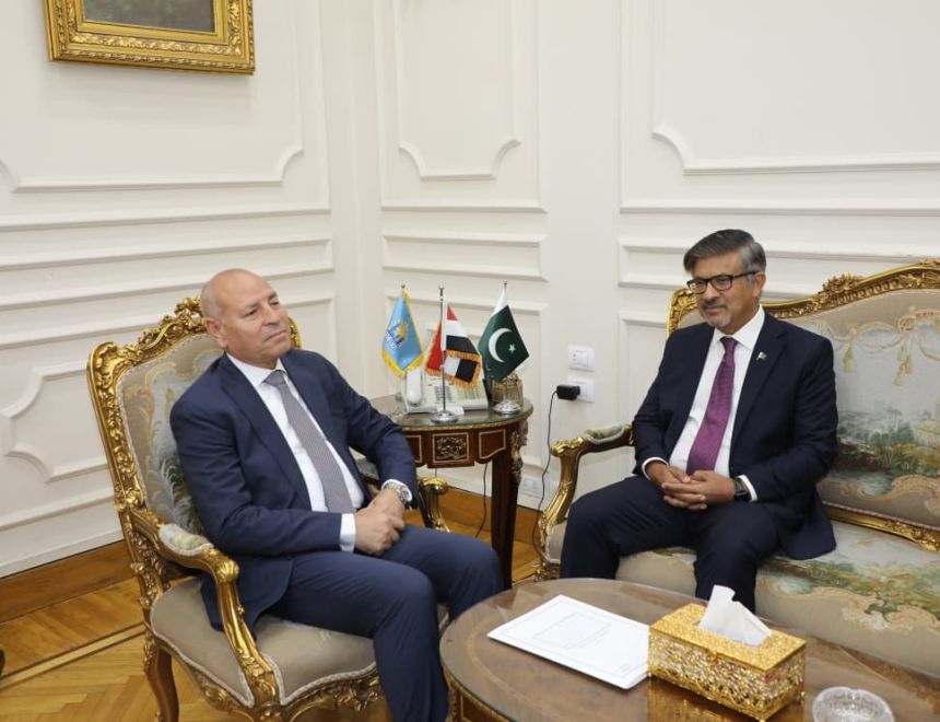 محافظ القاهرة يبحث سبل التعاون مع سفير باكستان
