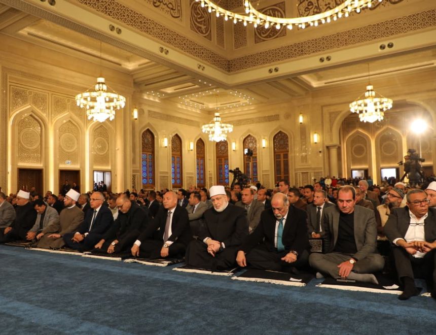 محافظ القاهرة وعدد من الوزراء يؤدون صلاة الجمعة بمسجد العزيز الحكيم بالمقطم