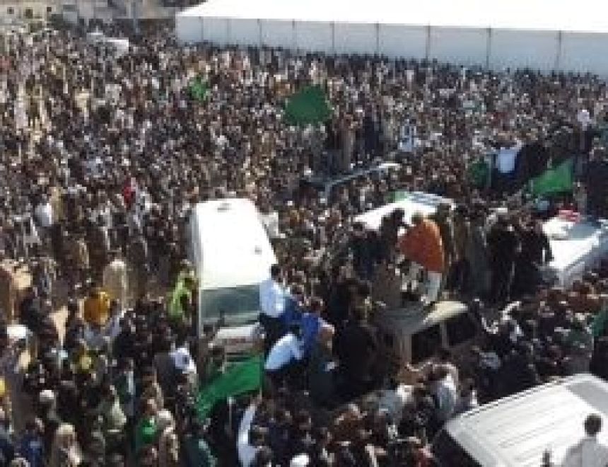 حشود كبيرة تودّع سيف الإسلام القذافي وتطالب بكشف ملابسات الواقعة