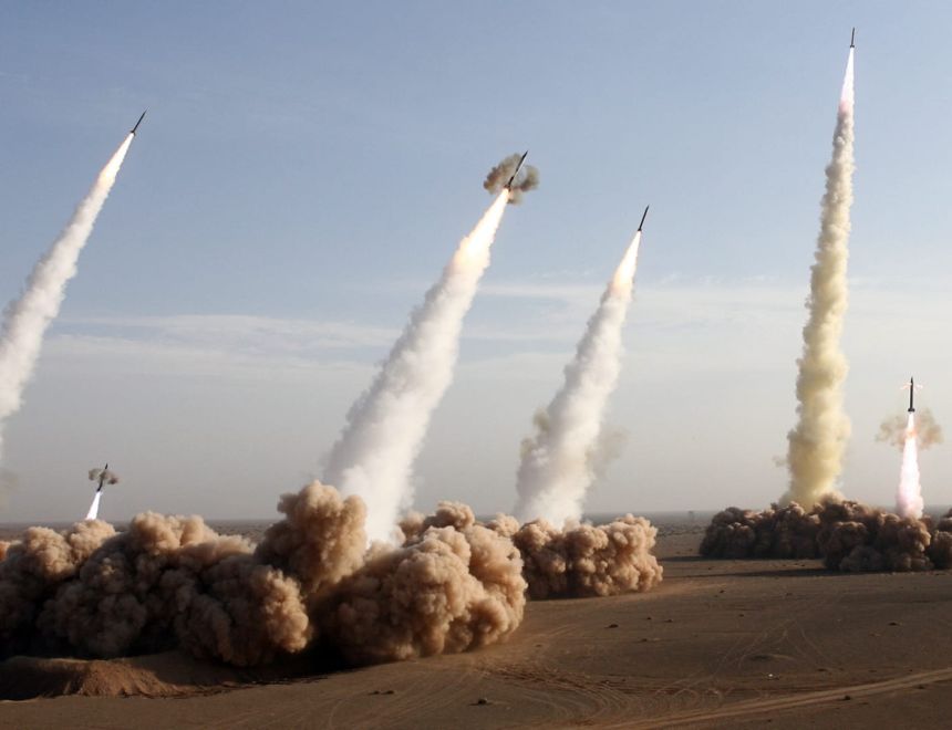 إعلام بحريني: قصف إيراني يستهدف القاعدة البحرية الأمريكية في منطقة الجفير