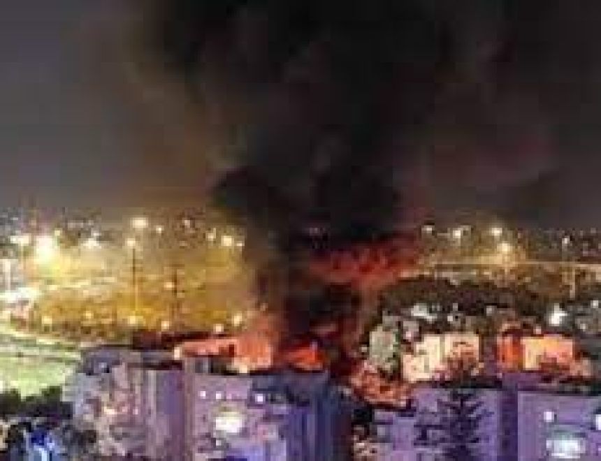 	أضرار كبيرة في بتاح تكفا بعد سقوط شظايا صاروخ شرق تل أبيب