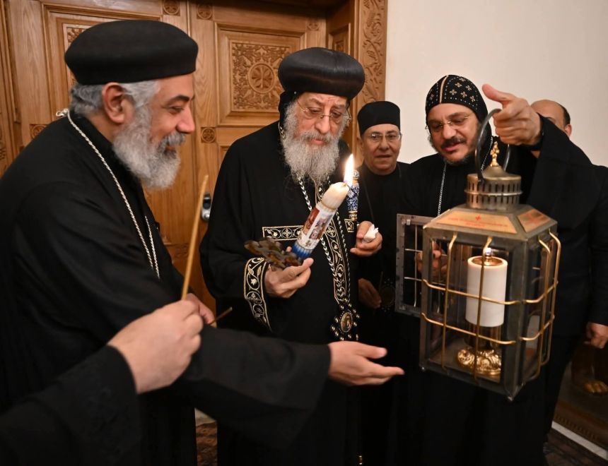 البابا تواضروس يتسلم النور المقدس