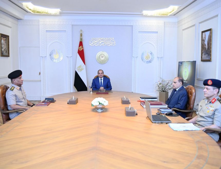 الرئيس السيسي يعرب عن اعتزازه بعطاء وتضحيات رجال القوات المسلحة في تنفيذ المهام والواجبات للحفاظ على الوطن