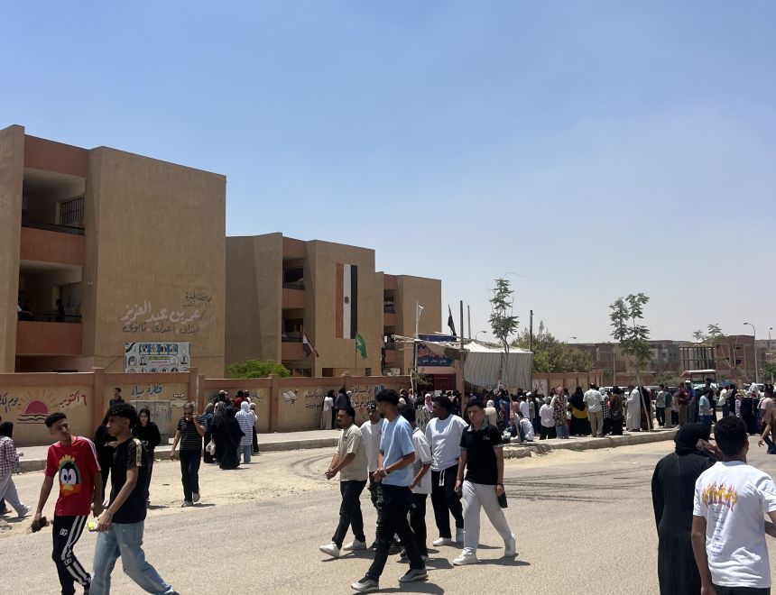 الحزن يسيطر على طلاب العلمي بعد امتحان الكيمياء بحدائق أكتوبر.. والطلاب: الأسئلة غير مباشرة وتحتاج وقتًا أطول