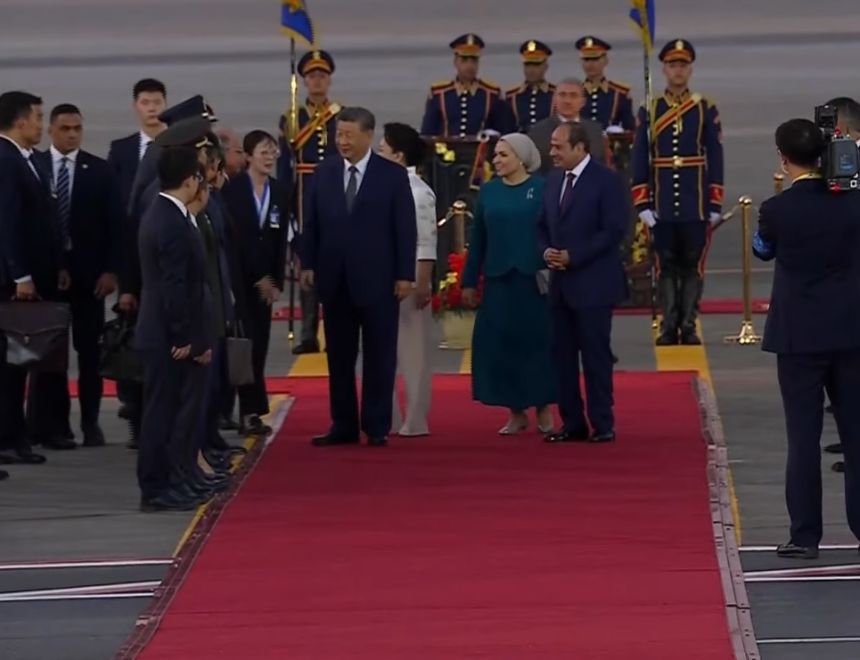 الرئيس السيسي والسيدة قرينته يستقبلان الرئيس الصيني وقرينته بمطار القاهرة
