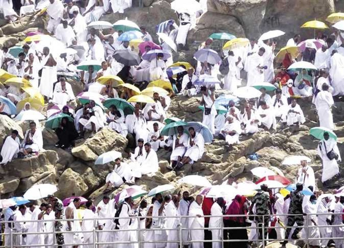  الأمطار تستقبل حجاج بيت الله الحرام في منى بعد عرفات لليوم الثاني على التوالي..