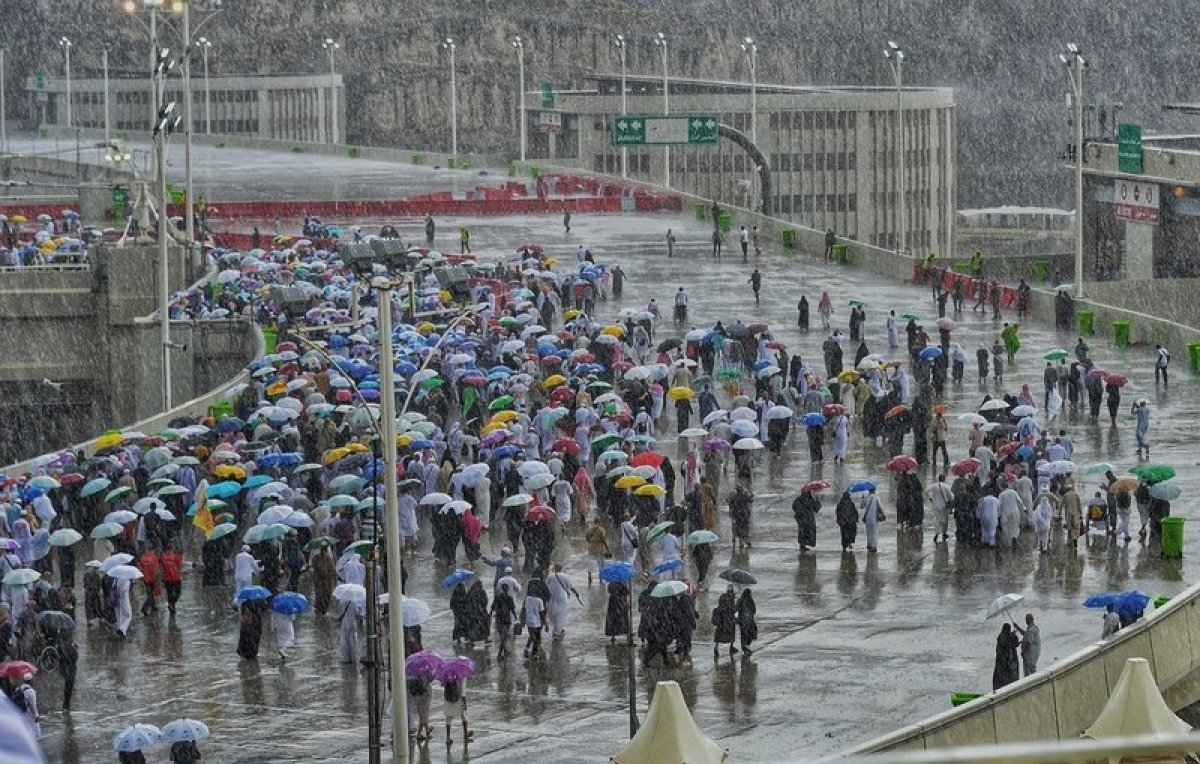 "الصحة" تدعو الحجاج إلى توخي الحذر.. وتؤكد جاهزيتها لأي حالات إسعافية مع الحالة المطرية