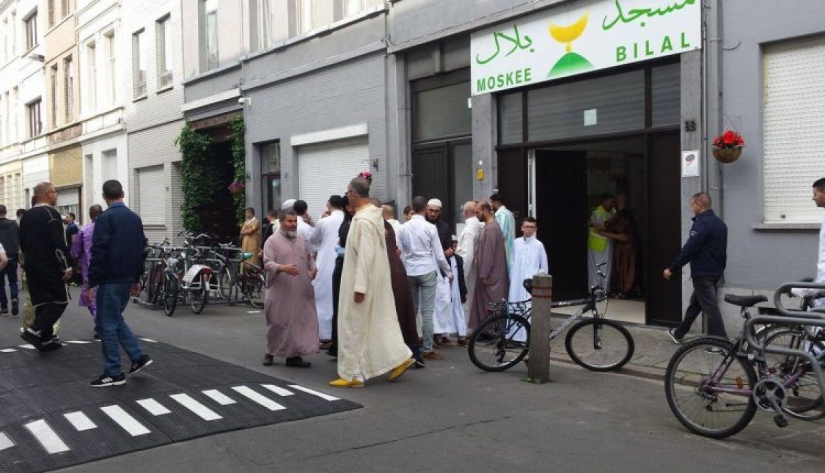 ندم شديد وإحساس بالظلم.. هكذا قضى مغاربة بلجيكا عيدهم في ظل منع الذبيحة الحلال