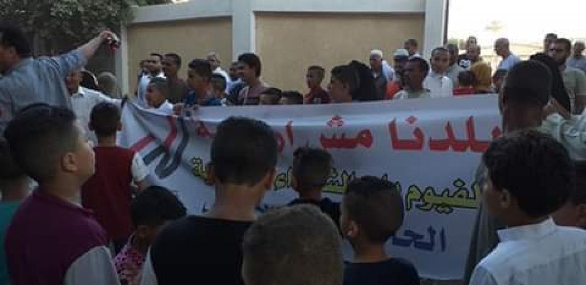 وقفة لأهالى الفيوم يتبرأون من منفذ حادث معهد الأورام وينددون بإرهاب الإخوان