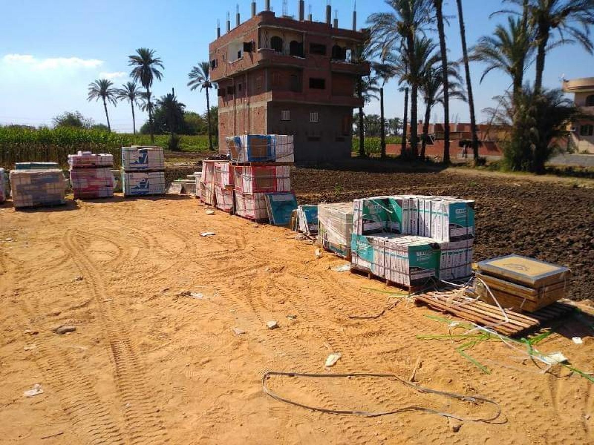 محافظ الشرقية يأمر بإزالة شونة سيراميك مقامة بالمخالفة علي الأرض الزراعية بطريق ديرب نجم / القنايات