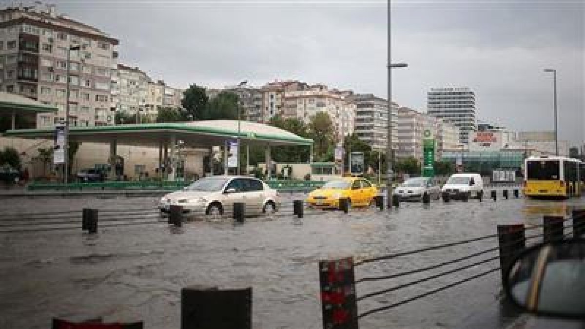 تركيا.. أمطار غزيرة تشل الحركة بإسطنبول