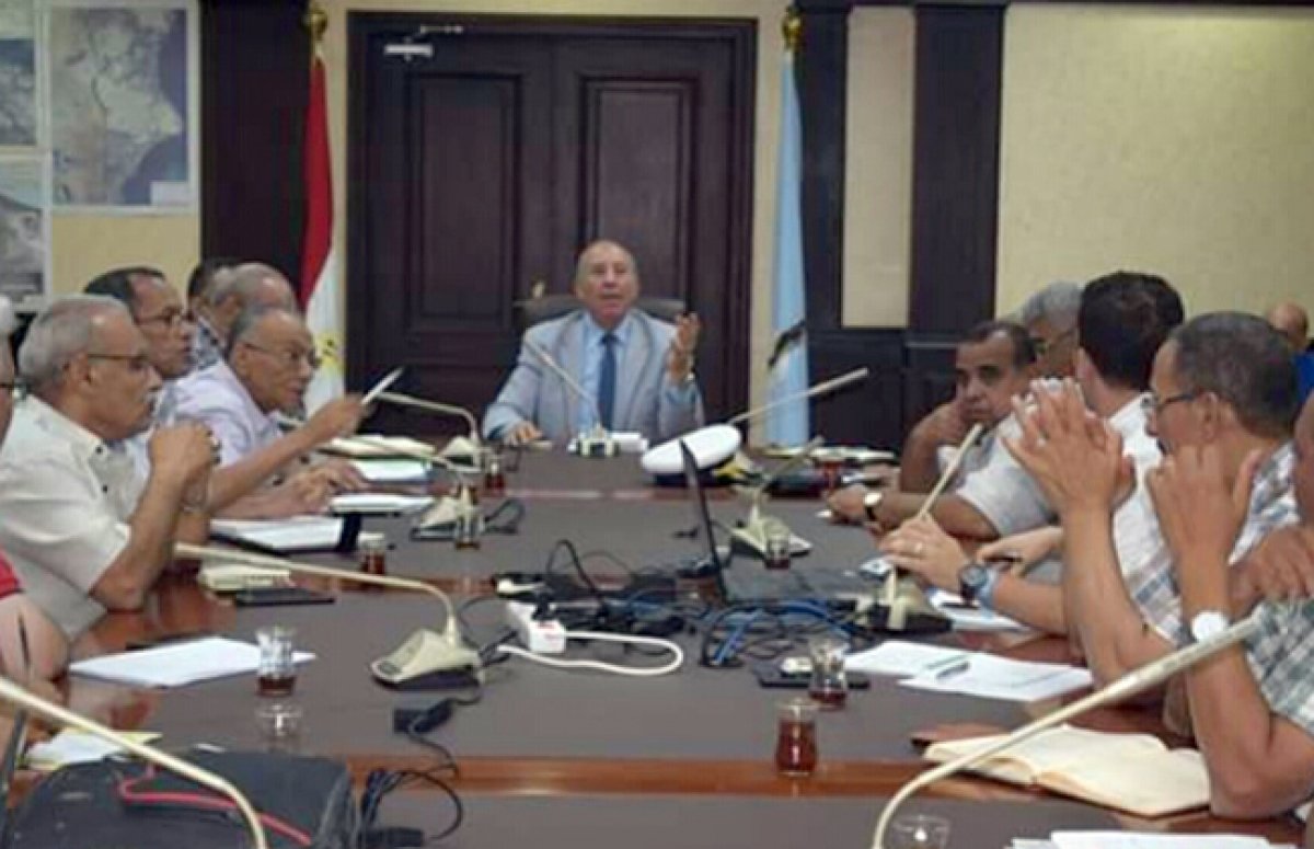 محافظ البحر الأحمر يبحث الموقف التنفيذي لمناطق التطوير الحضري في الغردقة مع المعنيين