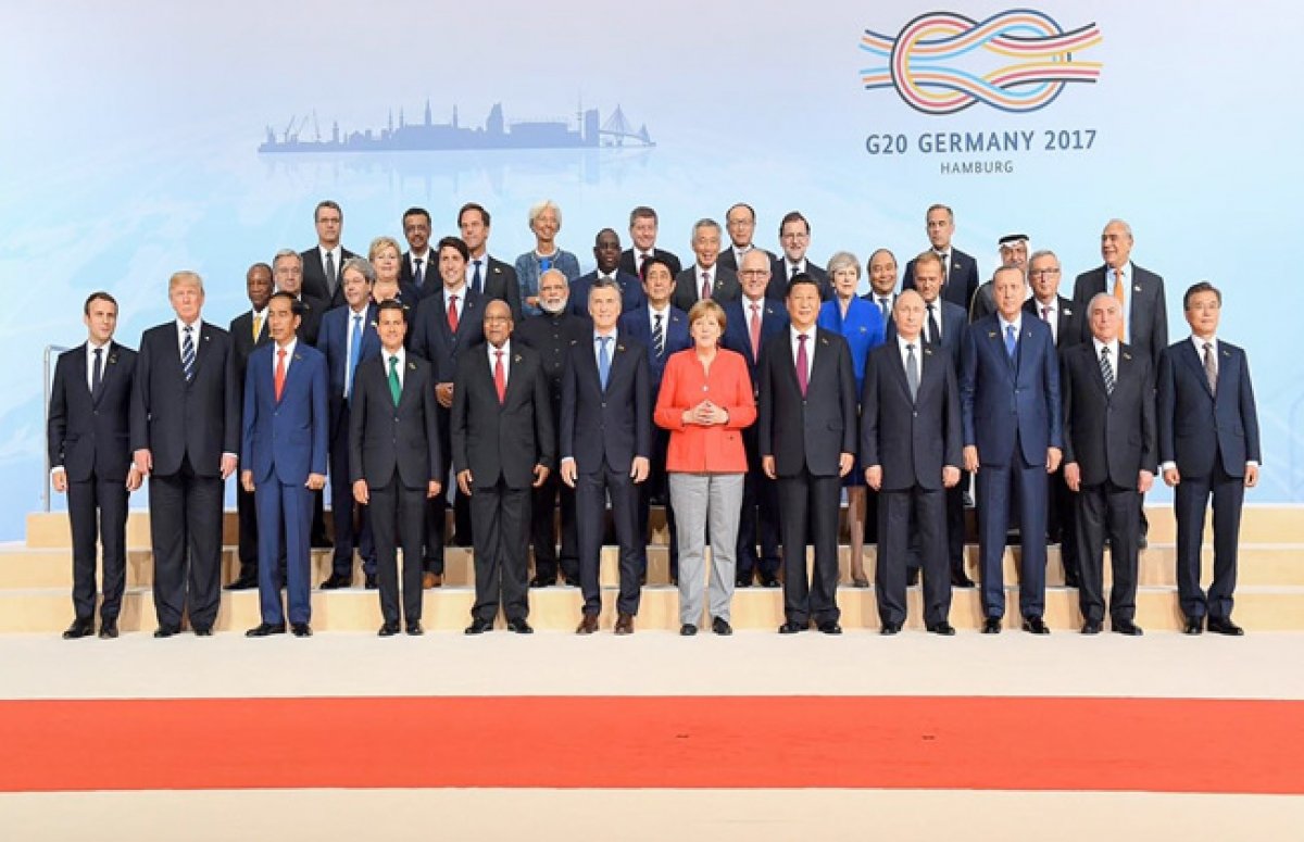 هبوط اضطراري لميركل.. وحرب تجارية مع الصين.. ولقاء ضائع بين بوتين وترامب