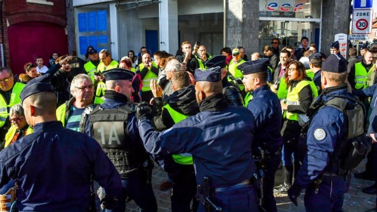 من الإليزيه إلى الشانزلزيه.. دقت ساعة الحقيقة بين ماكرون وأصحاب السترات الصفراء