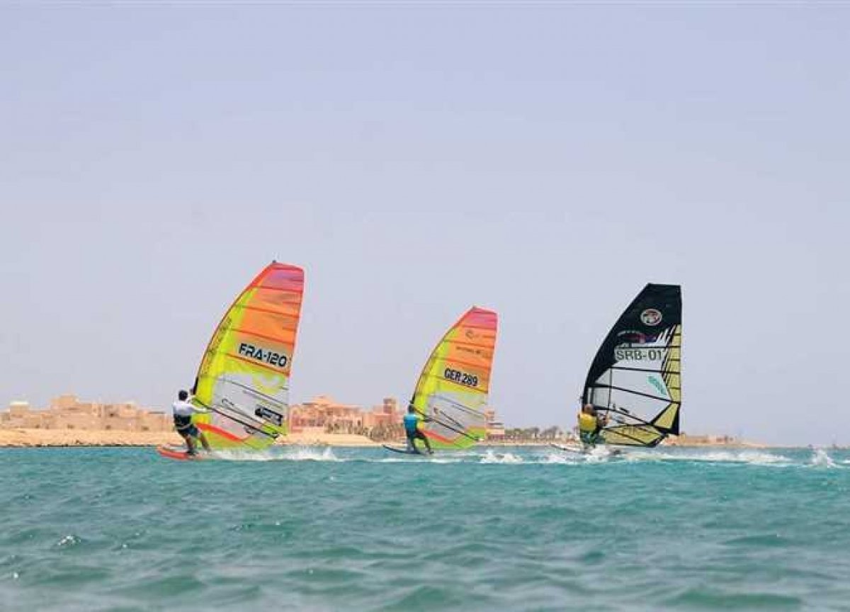 بالصور.. شواطئ خليج «أبو سومة» بالبحر الأحمر تجذب هواة ركوب الأمواج