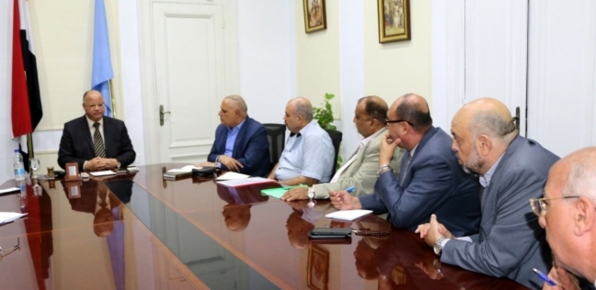 محافظ القاهرة يطالب بتحديث أسطول هيئة النقل العام