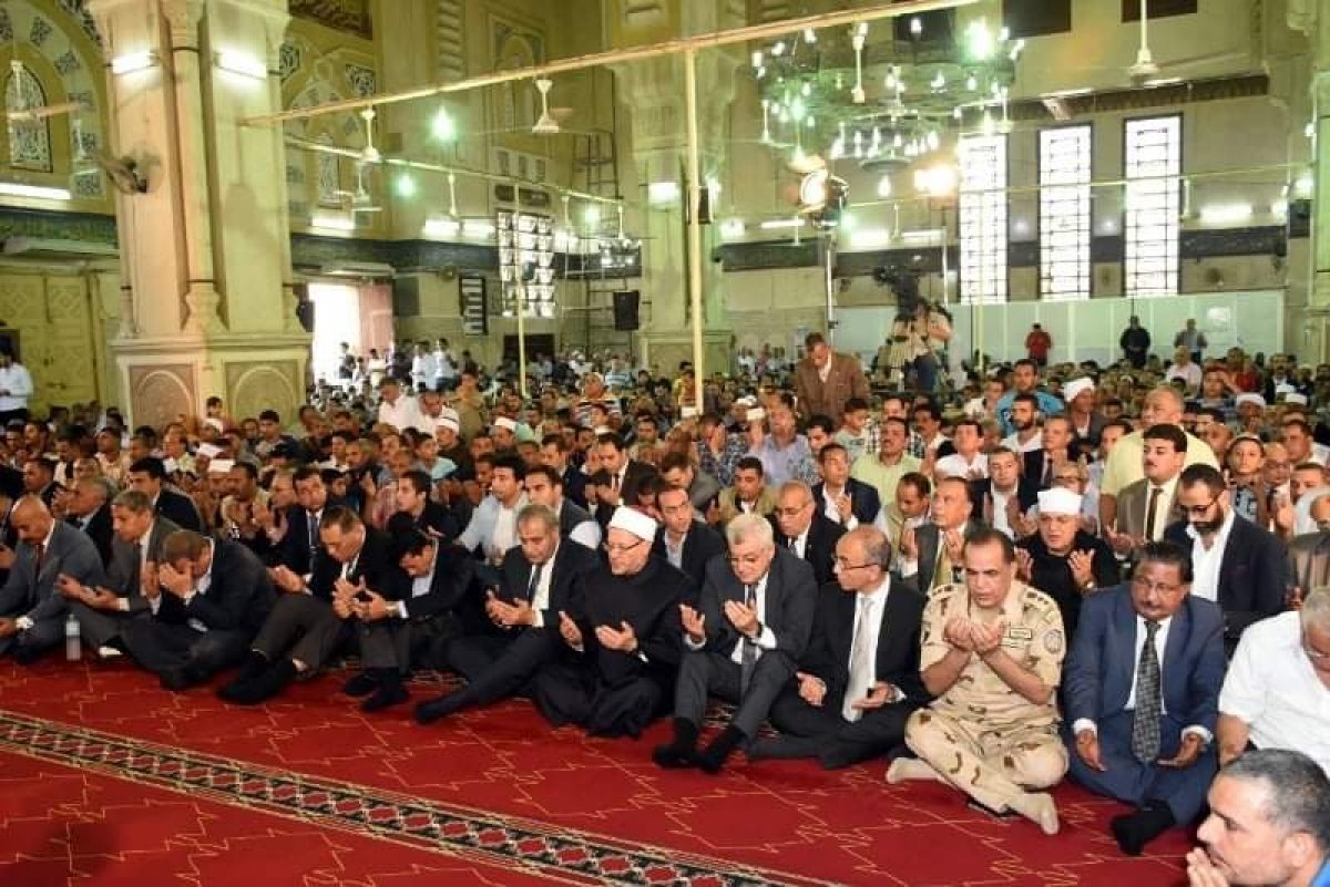 محافظ الشرقية وضيوفه من وزراء الأوقاف و التموين والشباب والقوى العاملة ومفتي الجمهورية يؤدون صلاة الجمعة بمسجد الفتح بمدينة الزقازيق
