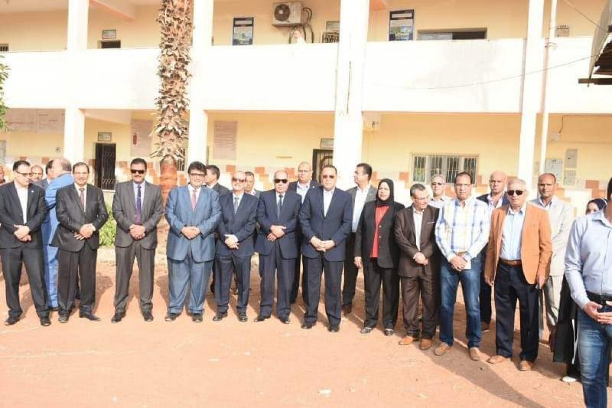 محافظ الشرقية بين أبنائه الطلاب في طابور الصباح ويؤدي تحية العلم في أول أيام العام الدراسي الجديد