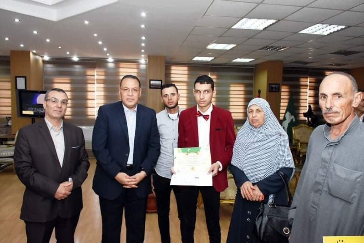 محافظ الشرقية يُكرم أول الثانوية العامة بمدرسة النور للمكفوفين بمنحه مكافأة مالية وشهادة تقدير