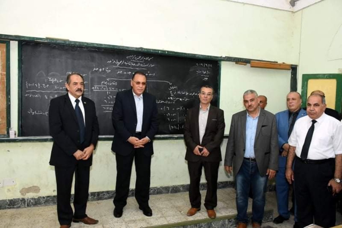 بعلمي الجمهورية والشرقية طلاب مدرسة الزقازيق الثانوية العسكرية يستقبلون محافظ الشرقية