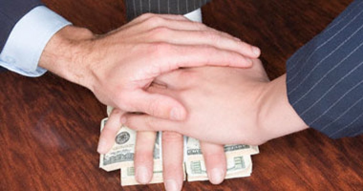  مسئول بحى غرب الإسكندرية منصبه وساوم شاب على 150 ألف جنيه لتعينه مساعد تُربى