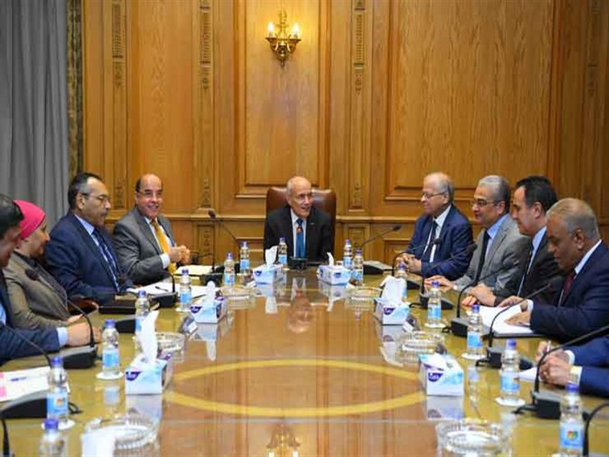 "العصار" يبحث إقامة محطات معالجة مياه صرف صحي وتحلية مياه البحر