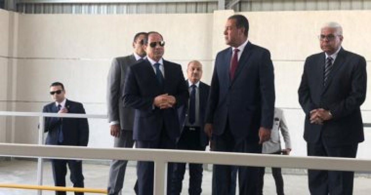 السيسى يتفقد نقاط التفتيش وفحص السيارات بالتمركز الأمني بشرم الشيخ