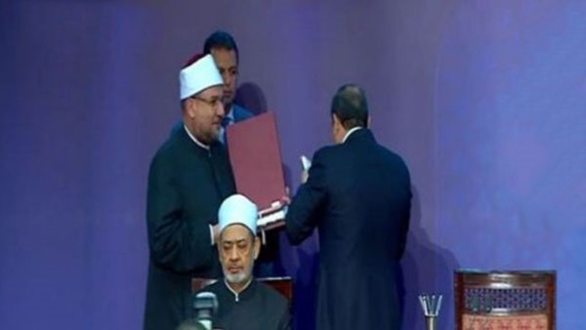 وزير الأوقاف يسلم السيسى هدية تذكارية فى احتفالية المولد النبوى