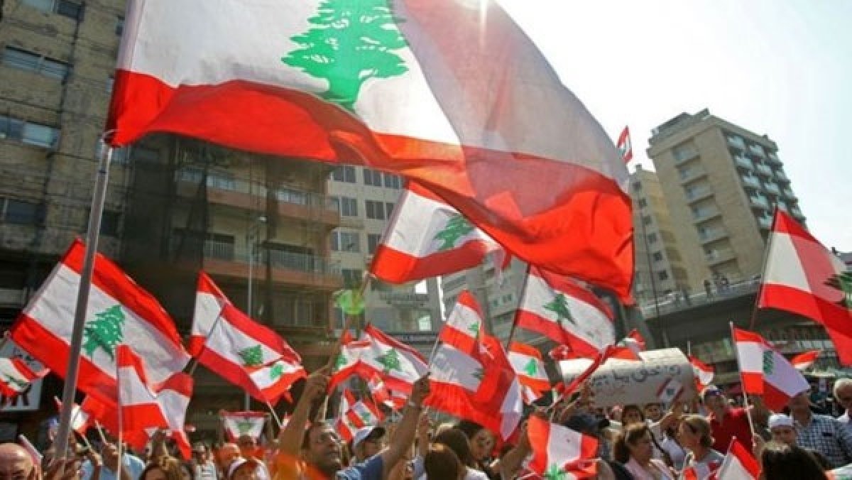 طلاب لبنان يصعدون احتجاجاتهم ويغلقون وزارة التعليم