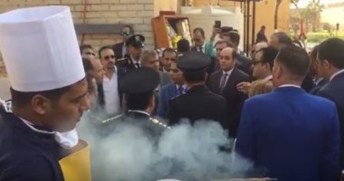 سجناء يعملون في مجال طهي المأكولات وإعداد وجبات إضافية، لمن يرغب في شرائها من السجناء