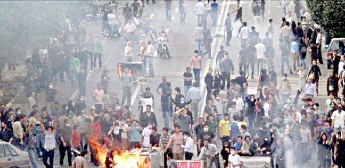 فيديو.. توقعات بانهيار العملة الإيرانية بسبب الاحتجاجات العارمة بطهران