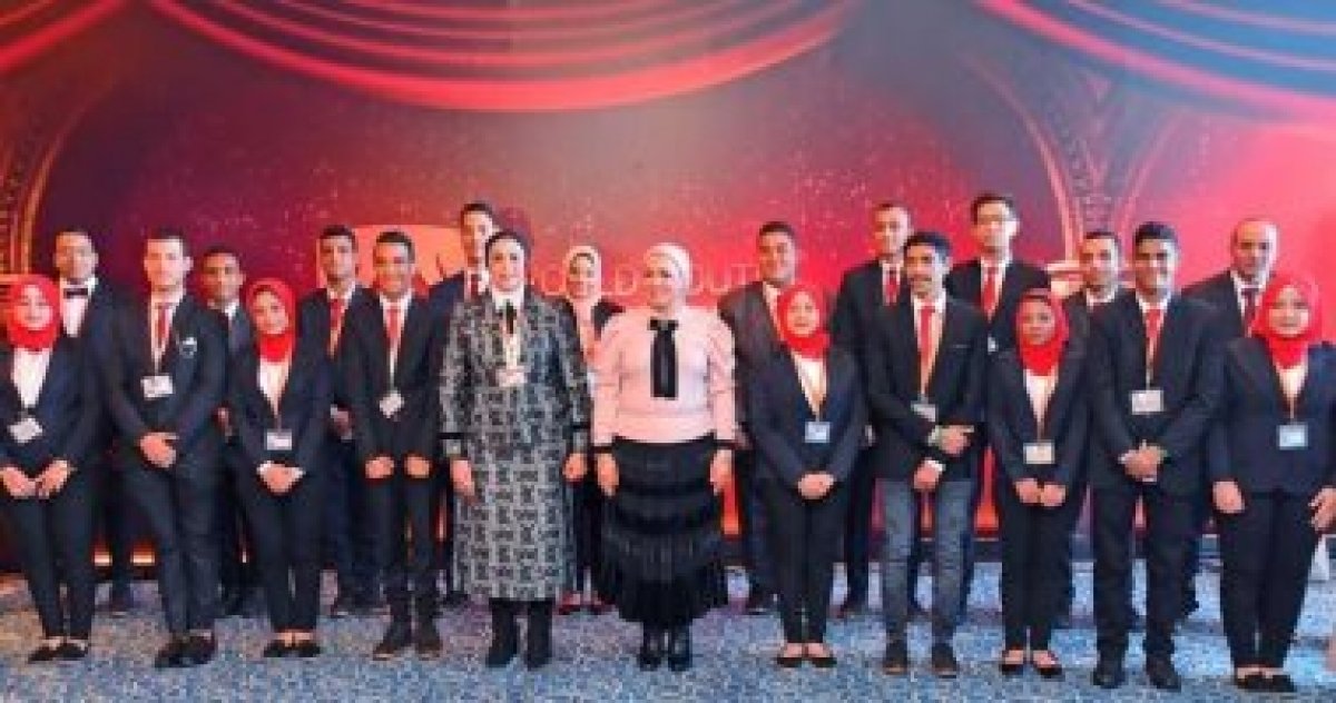 انتصار السيسى: حرصت اليوم على استقبال أولادي من مدرسة الأمل للصم