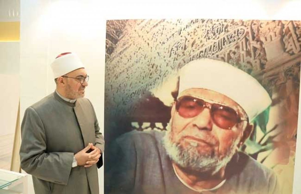 يتفقد الدكتور الأمين العام لمجمع البحوث الإسلامية د. نظير عيادجناح الأزهر بمعرض القاهرة الدولي للكتاب