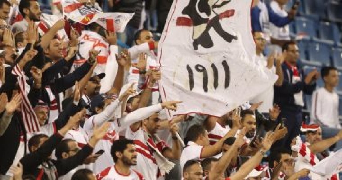 سجدة شكر لمشجع زملكاوى فى شوارع أبو ظبى