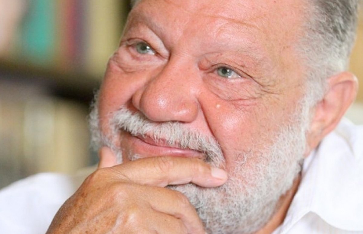 العشق الأول للفنان يحيى الفخراني دائمًا مفاجأة جمهوره بتطوره المستمر