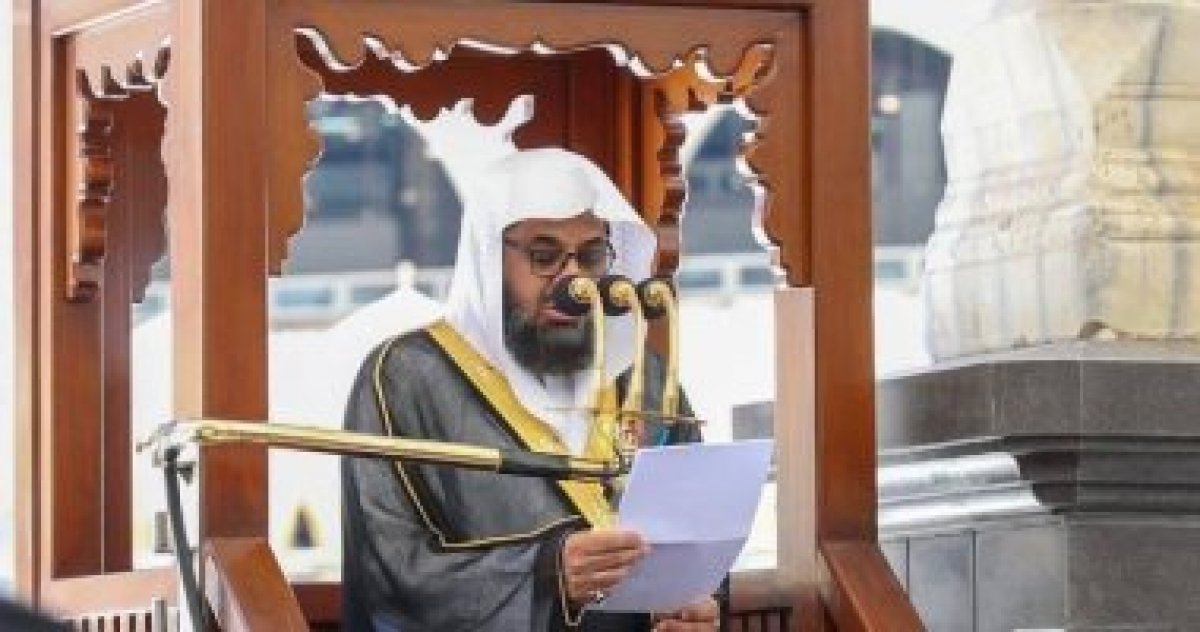 قال إمام وخطيب المسجد الحرام الشيخ الدكتور سعود بن إبراهيم الشريم، في خطبة الجمعة التي ألقاها بالمسجد الحرام: "لقد وفد إليكم شهر رمضان المبارك كعادته في إبانه لم يتخلف"، وفق عكاظ.  وأضاف الشريم: لقد أتاكم الضيف على صورته، غير أن حال مستقبلي