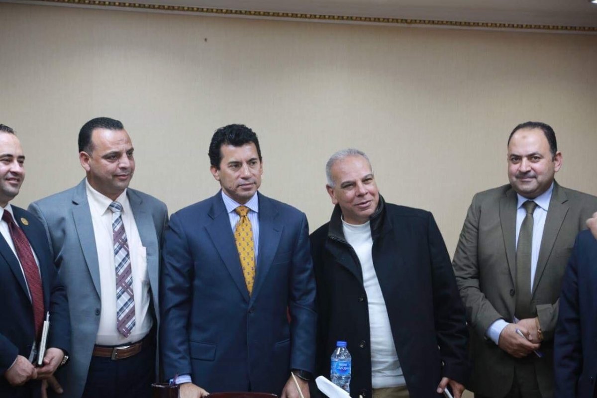 استقبل الدكتور أشرف صبحي، وزير الشباب والرياضة، اليوم صلاح غالي والد الدولي محمد صلاح لاعب نادي ليفربول الإنجليزي ومنتخب مصر