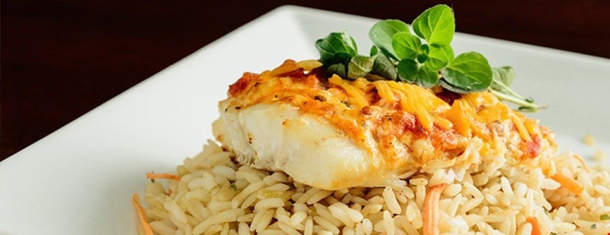 غذاء اليوم السمك بصلصة الطماطم مع الأرز الأحمر