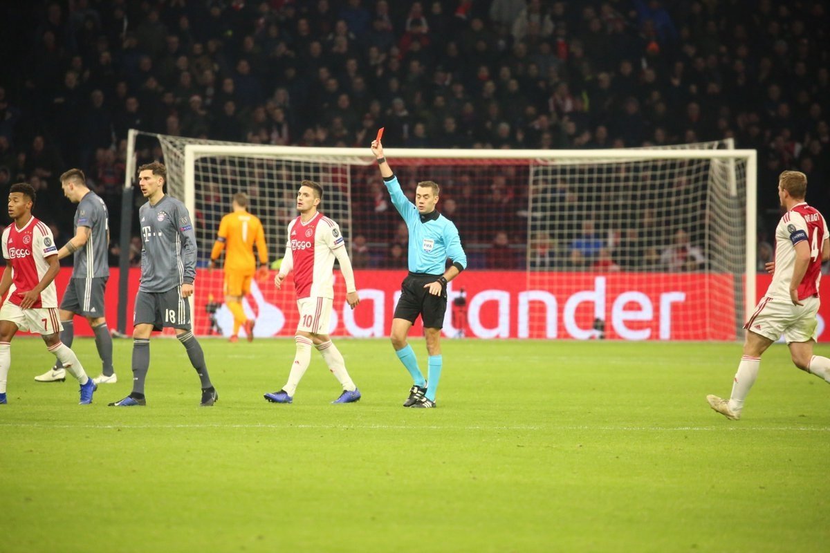 "أياكس" يتعادل مع بايرن ميونخ بثلاثية في دوري أبطال أوروبا