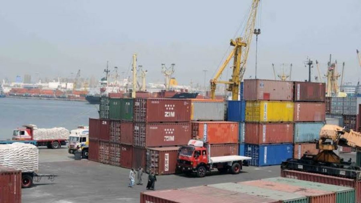 تداول 98 ألف طن و512 حاوية و3543 شاحنة عامة بميناء الإسكندرية خلال 24 ساعة