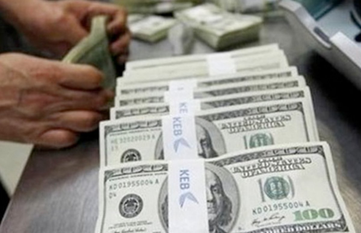 شهدت أسعار الدولار، اليوم الخميس، استقرارًا ملحوظًا، حيث سجل في البنك الأهلي المصري 17.78 جنيه للشراء، و17.88 جنيه للبيع.