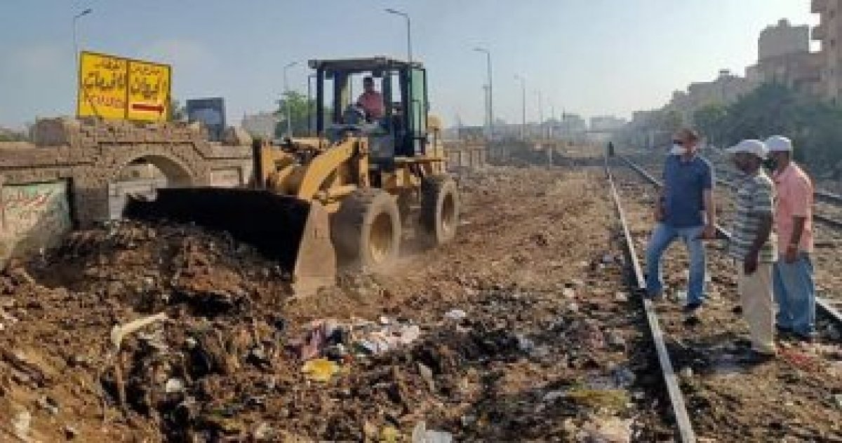 رئيس حى ثان المحلة الكبرى يقود حملة نظافة بطول حرم السكة الحديد.(صور)