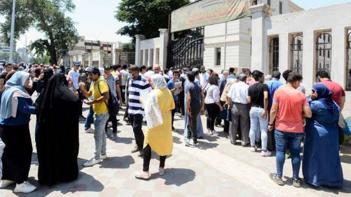 الكنترولات تستقبل طلاب الثانوية المتظلمين للاطلاع على كراسات الإجابة