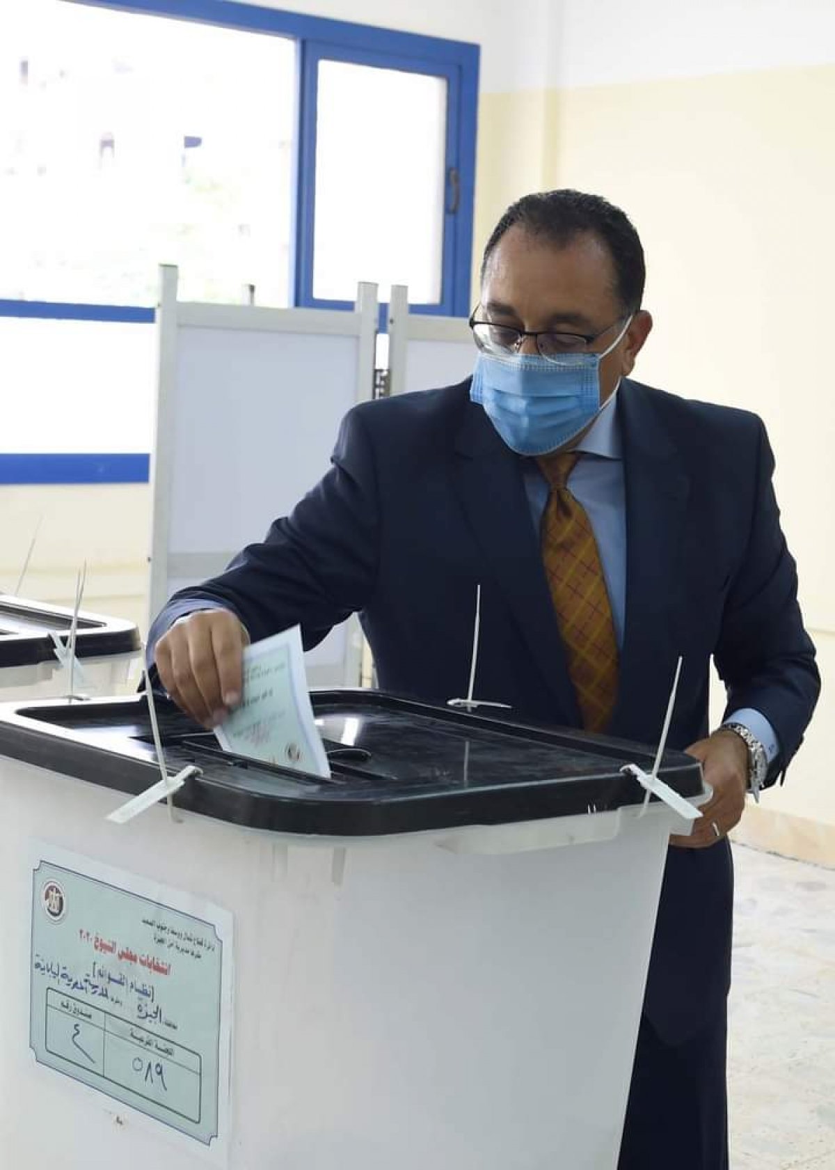رئيس الوزراء يُدلى بصوته فى انتخابات مجلس الشيوخ بالمدرسة المصرية اليابانية بالشيخ زايد 