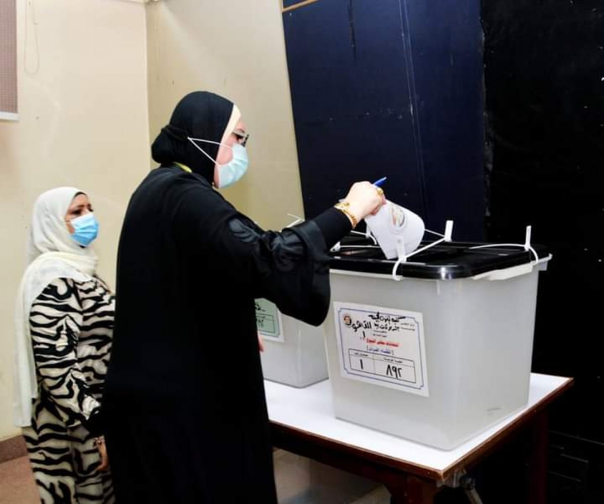 وزيرة التجارة والصناعة تدلى بصوتها بانتخابات مجلس الشيوخ بكلية الفنون الجميلة
